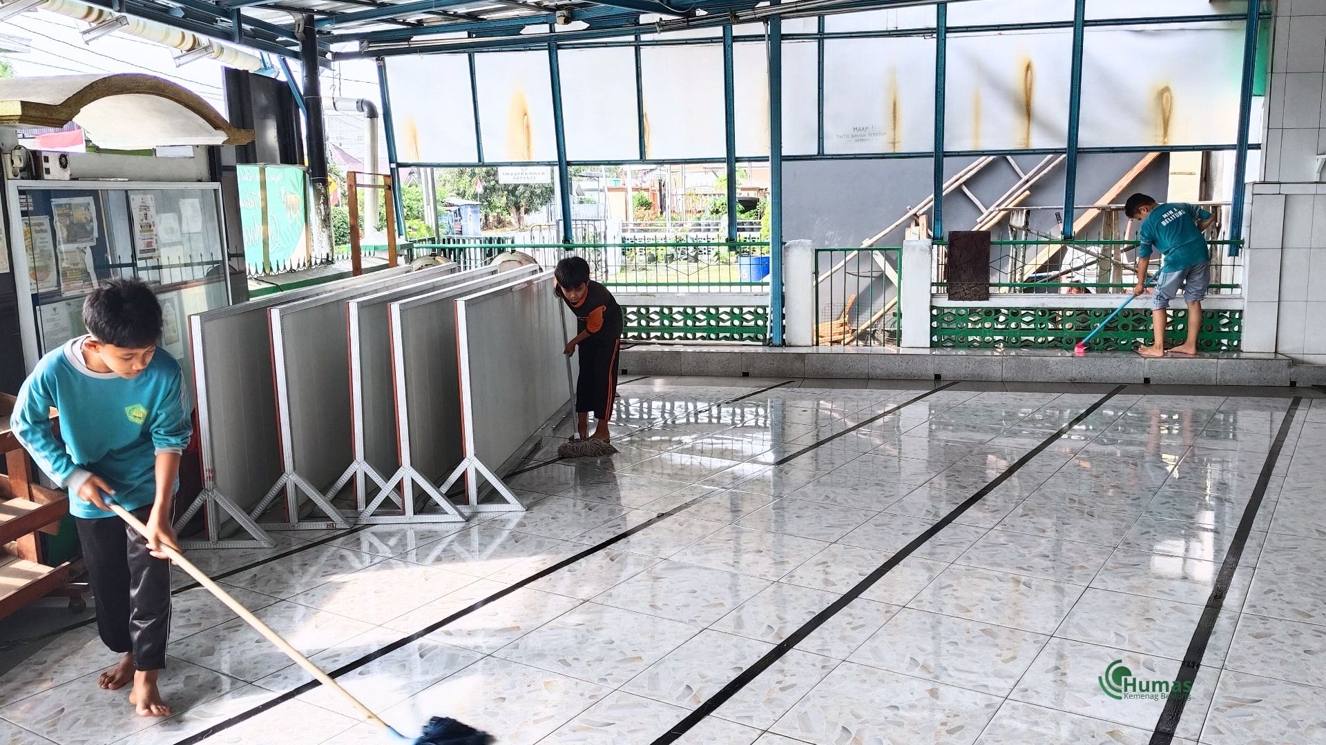 MIN 1 Belitung Laksanakan GERMAS, Wujudkan Lingkungan Masjid yang Bersih dan Nyaman