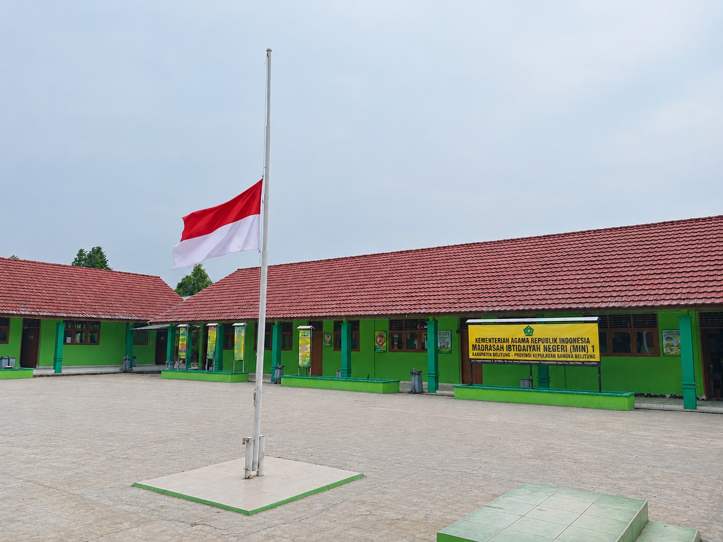 MIN 1 Belitung Kibarkan Bendera Setengah Tiang untuk Mengenang Hari Kesaktian Pancasila