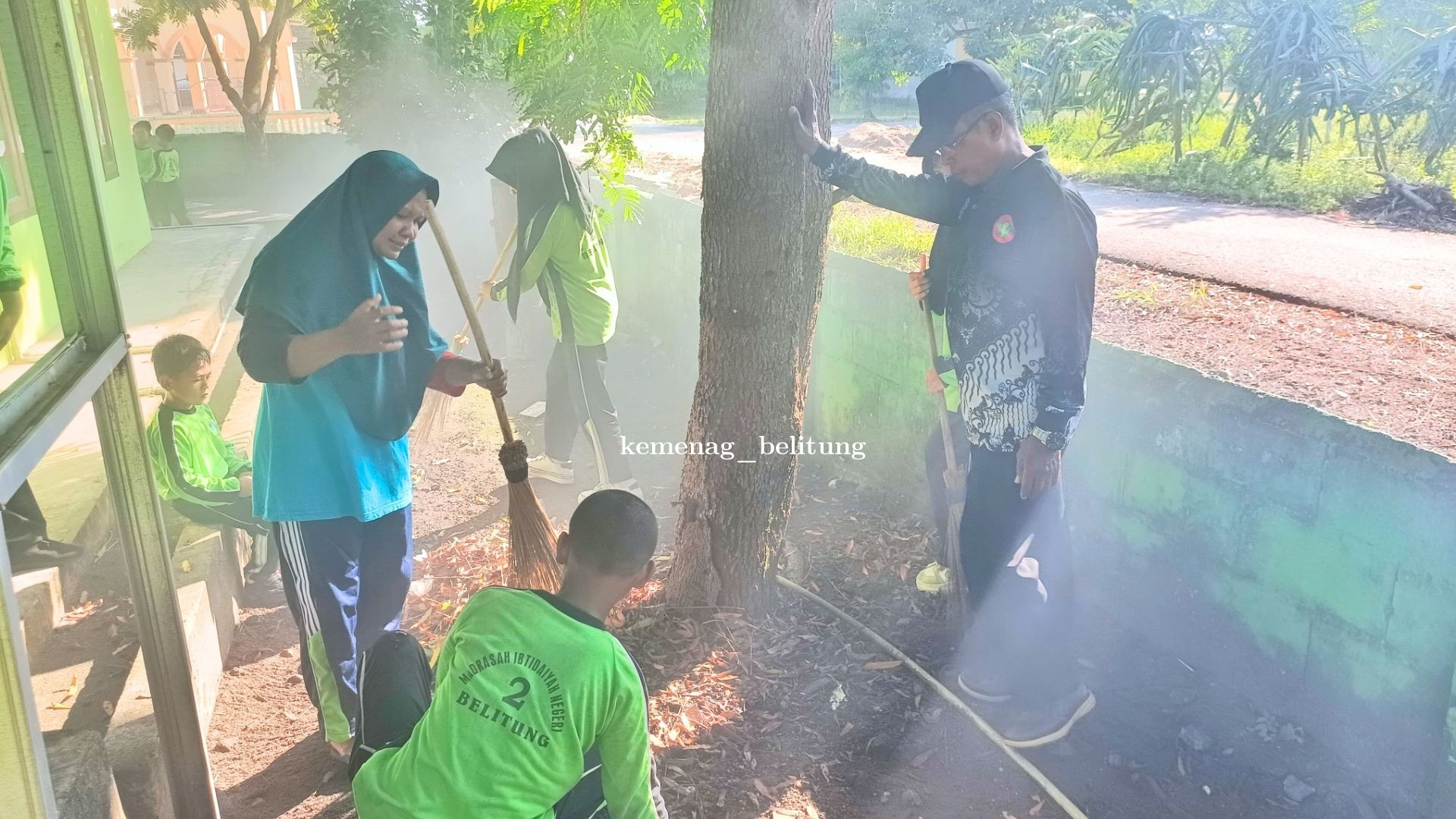 MIN 2 Belitung Gelar Kegiatan Jumat Bersih, Wujudkan Lingkungan Madrasah yang Nyaman