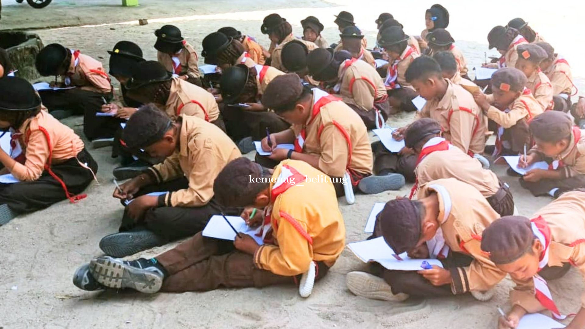 Pramuka MIN 2 Belitung: Pembina Ajarkan Arah Mata Angin kepada Siswa Kelas IV, V, dan VI
