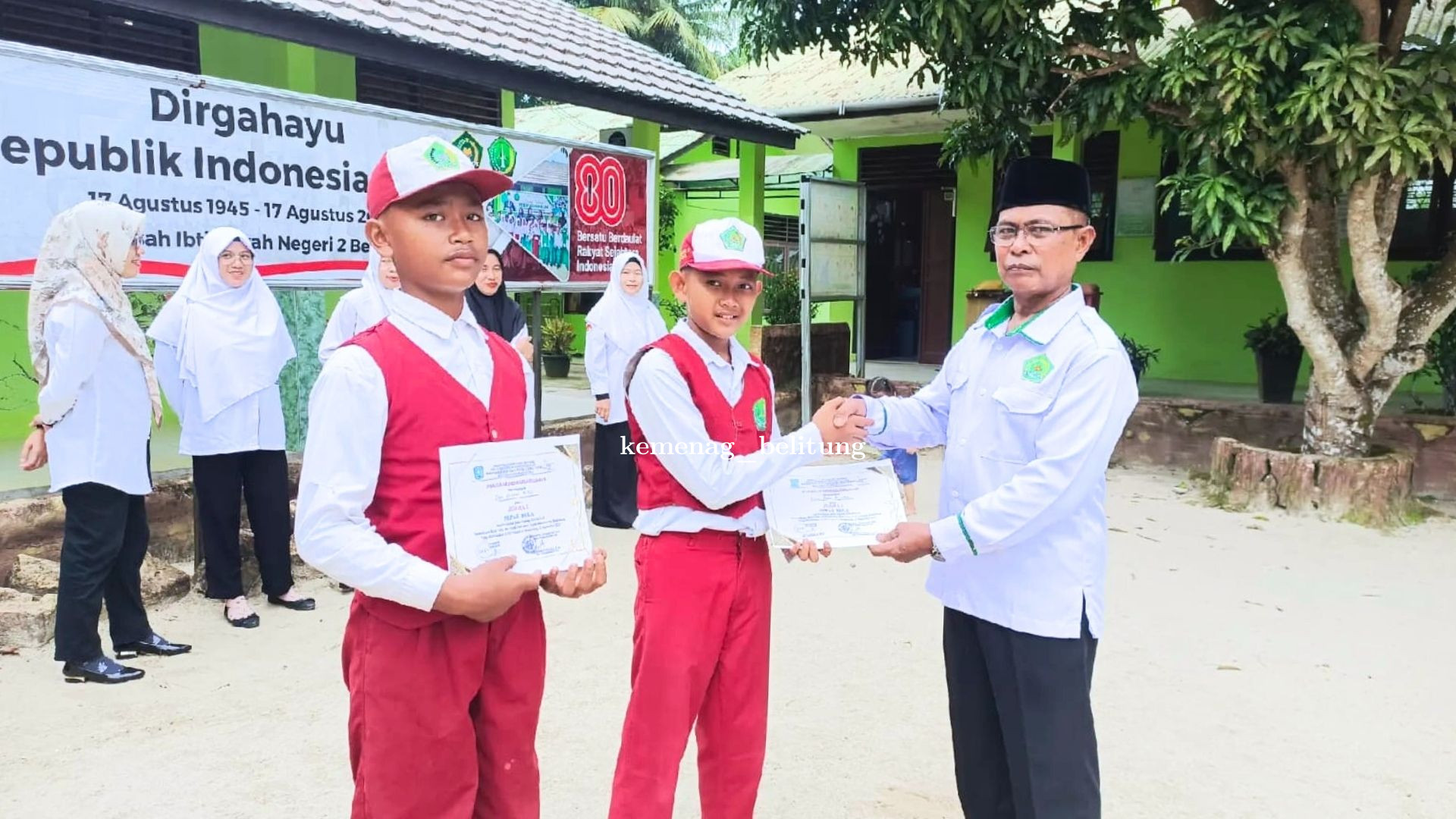Kepala MIN 2 Belitung Serahkan Sertifikat Juara 1 Sepak Bola Haornas 2025