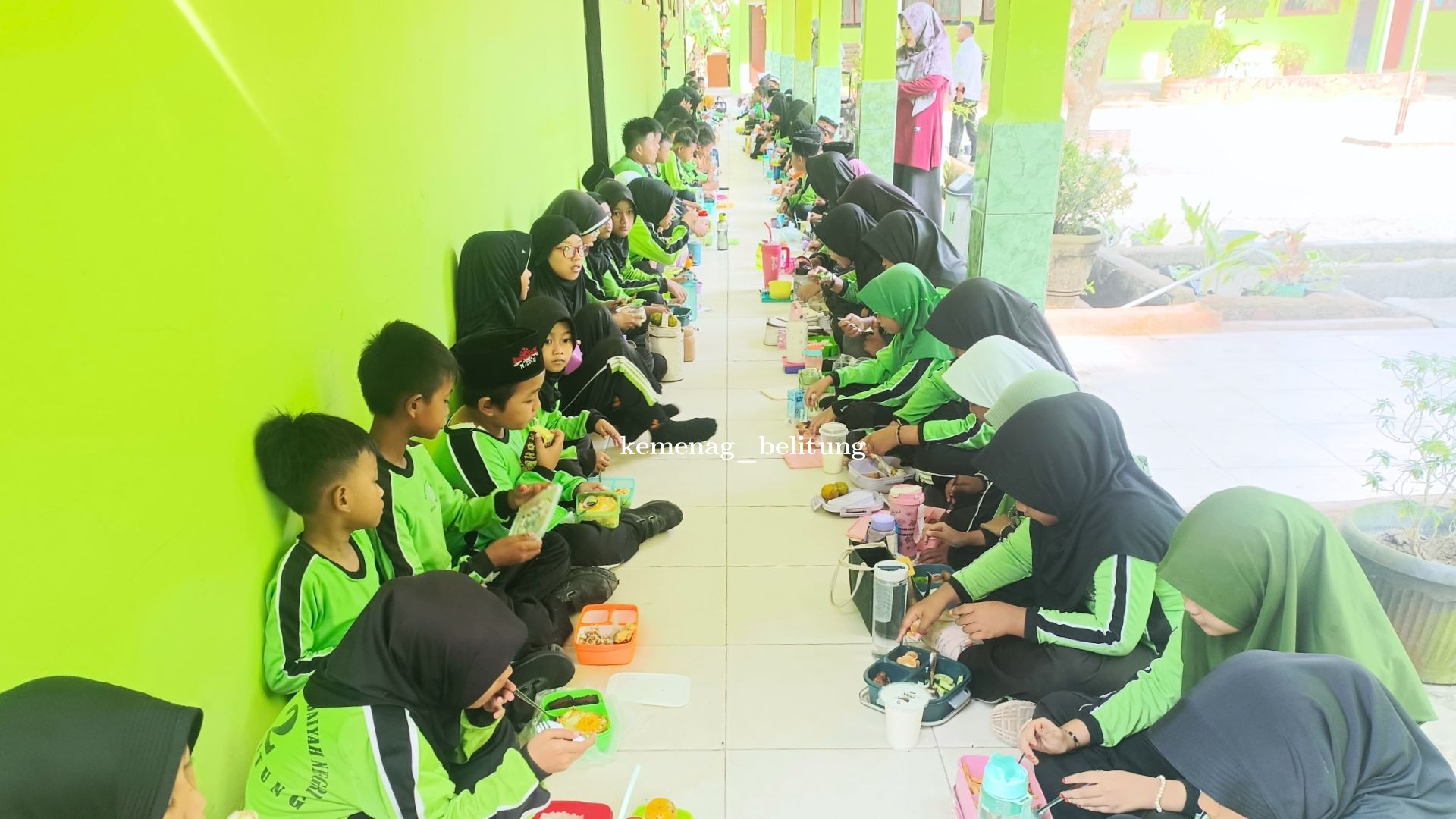 Gerak Ceria, Hidup Sehat: MIN 2 Belitung Gelar Senam dan Makan Bergizi Bersama